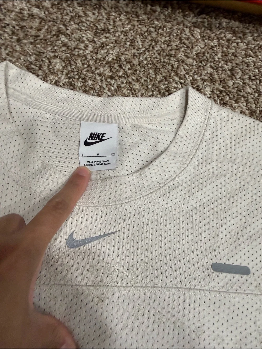 Nike Men’s Light Gray Long-Sleeve Graphic Performance Tee (Jersey Material)